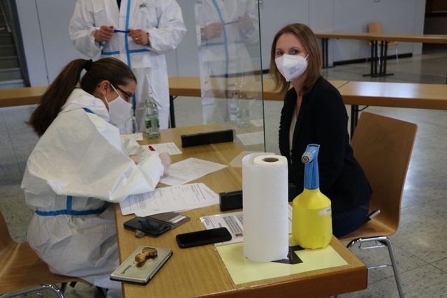 Grünen-Landtagsabgeordnete Sandra Boser zu Besuch im Corona-Schnelltestzentrum in Hofstetten