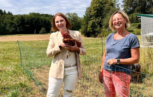 „Mobile Hühnerställe für ein gutes Hühnerleben“ - 
Sandra Boser MdL besucht die Alpaka-Herde & die mobilen Hühnerställe des Hofs AlpaWaKi