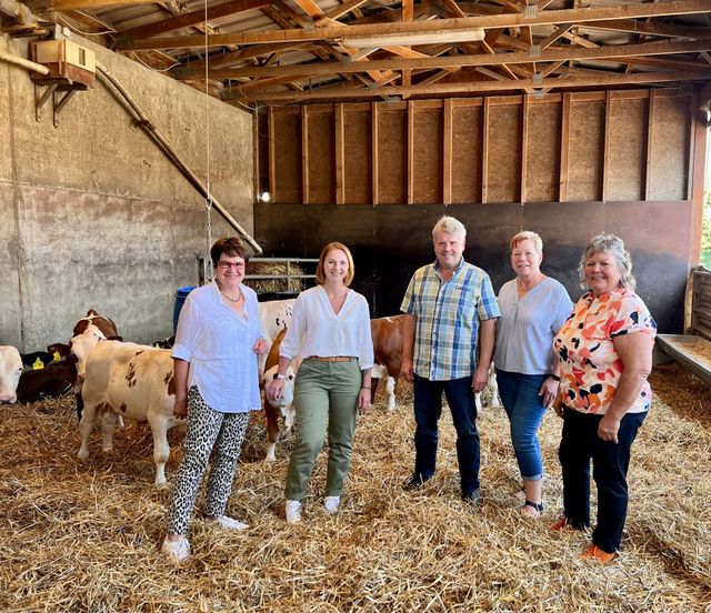 „Dies ist ein absoluter Vorzeigebetrieb“ - Sandra Boser MdL und Martina Braun MdL zu Besuch beim Kälber-Aufzuchtbetrieb der Familie Benz in Friesenheim