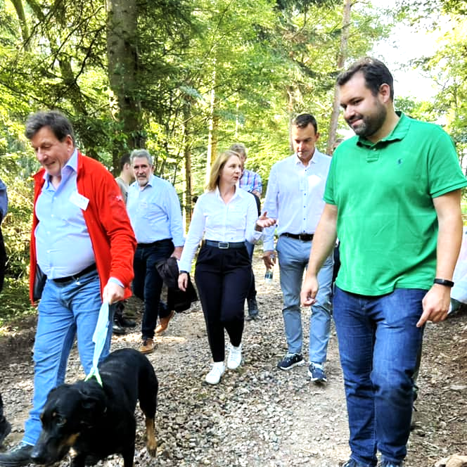 Klimaschutz und Waldwirtschaft – Forstwirtschaftliche Vereinigung Schwarzwald lud zur Waldbegehung und zum Besuch des Sägewerk Streit in Hausach ein