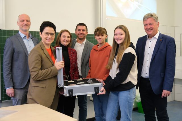 „Auf den Bedarf der Gesellschaft aufmerksam machen“: GeoKoffer für das Robert-Gerwig-Gymnasium in Hausach
