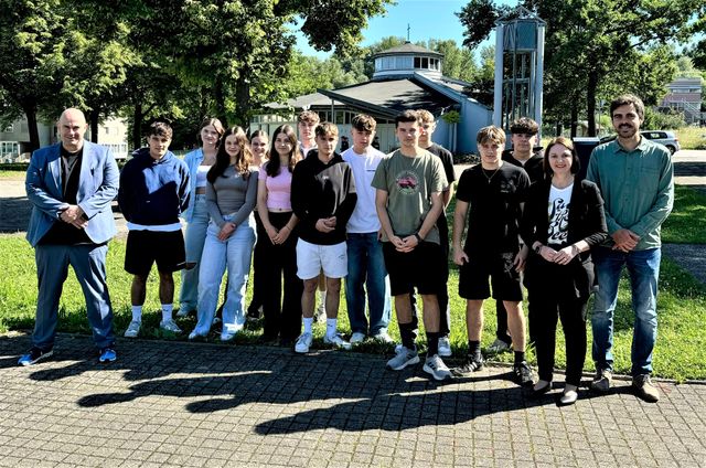 Sandra Boser MdL im Gespräch mit Schülerinnen und Schülern des Gemeinschaftskunde-Leistungskurses der Heimschule St. Landolin