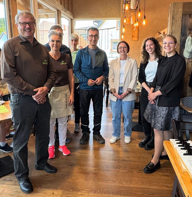 Cem Özdemir und Sandra Boser MdL zu Besuch im genossenschaftlichen Dorfladen in Schweighausen