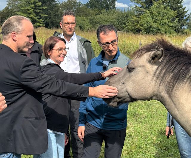 Cem Özdemir besuchte gemeinsam mit  Sandra Boser MdL die Wilden Weiden Taubergießen
