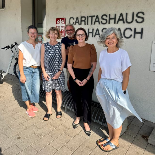 Sandra Boser MdL im Dialog mit Jugendlichen und jungen Erwachsenen bei der Caritas in Haslach